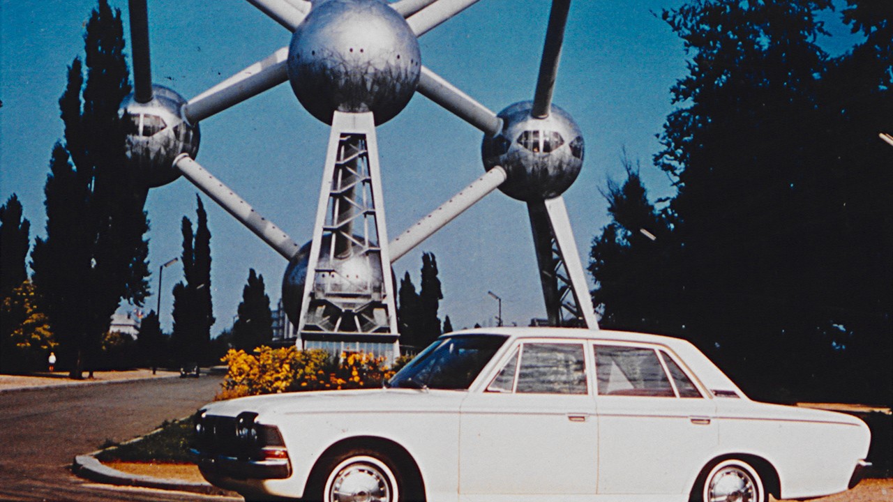 Toyota Crown in front of the Atomium 