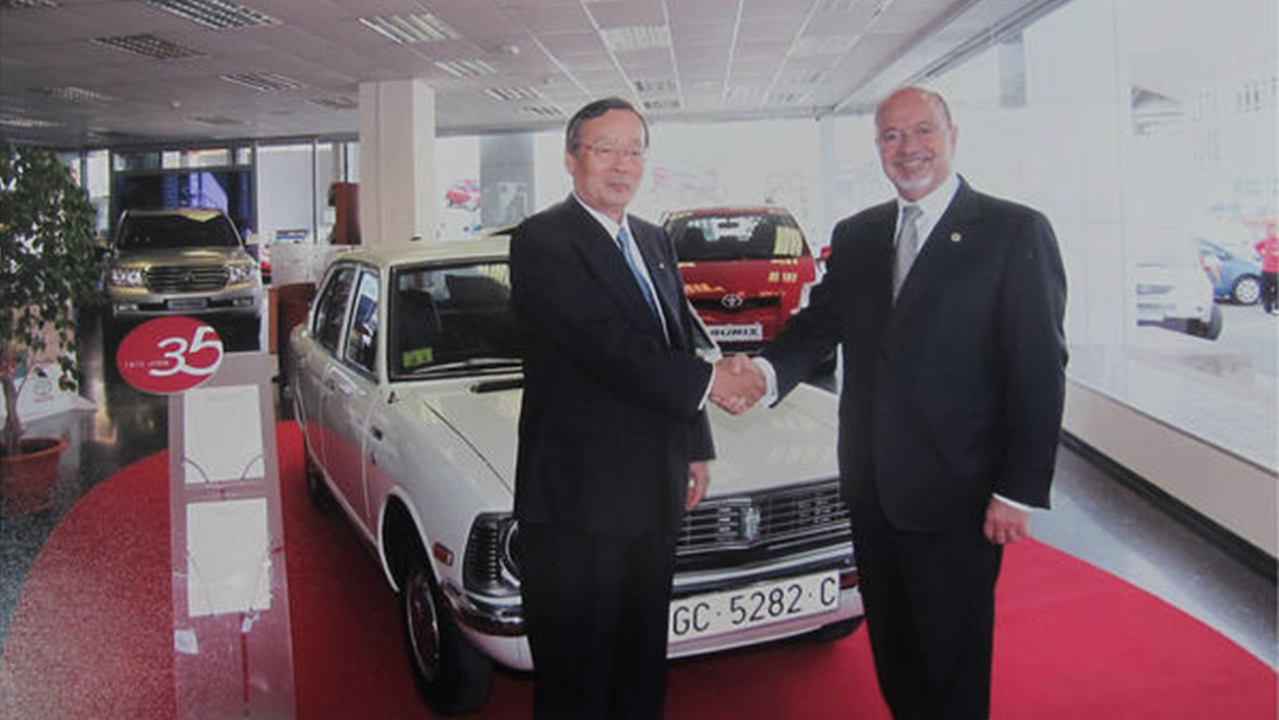 Men shaking hands over Toyota Canarias agreement