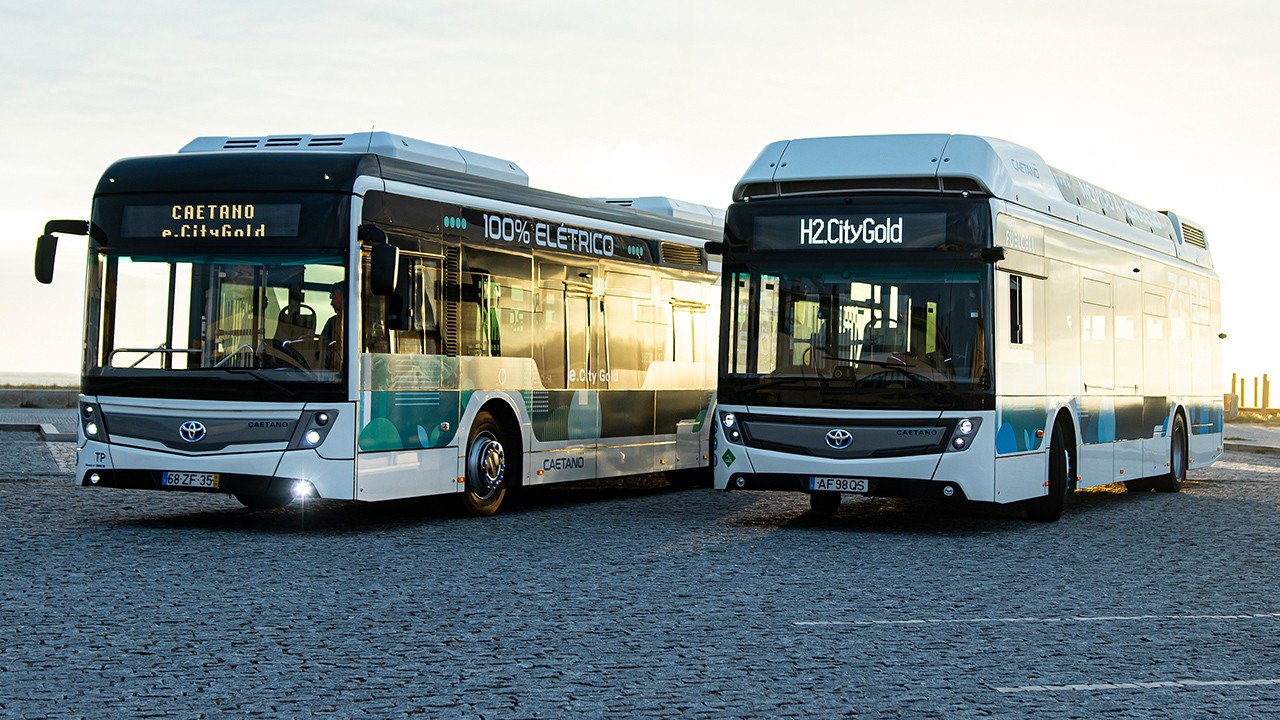 Hydrogen city bus H2.City Gold front view
