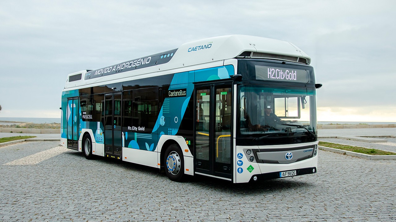 Hydrogen city bus H2.City Gold side view