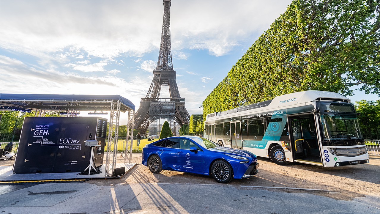 Toyota Mirai and Caetano Bus in front of Eiffel tower with the GEH2®