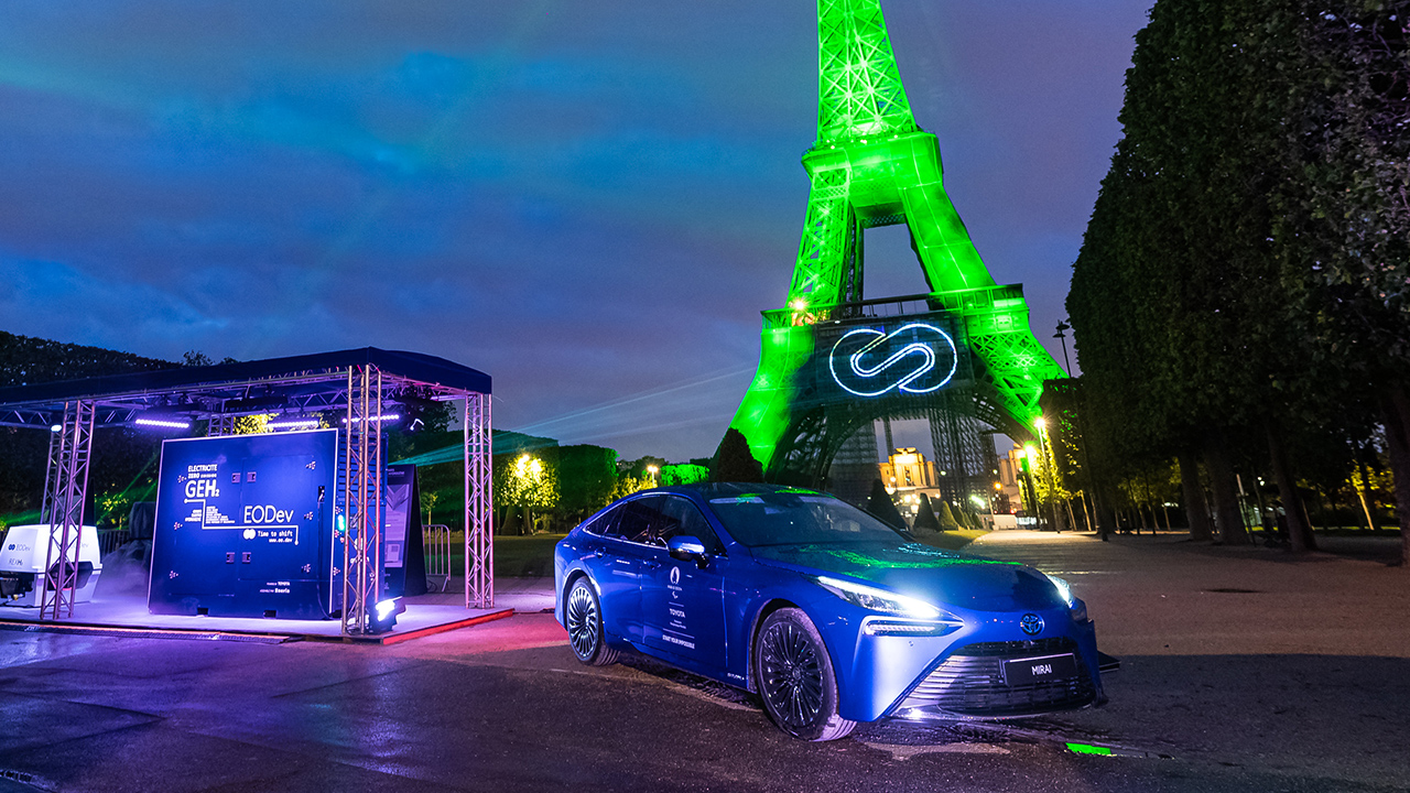 Toyota Mirai in front of illuminated Eiffel tower with the GEH2®
