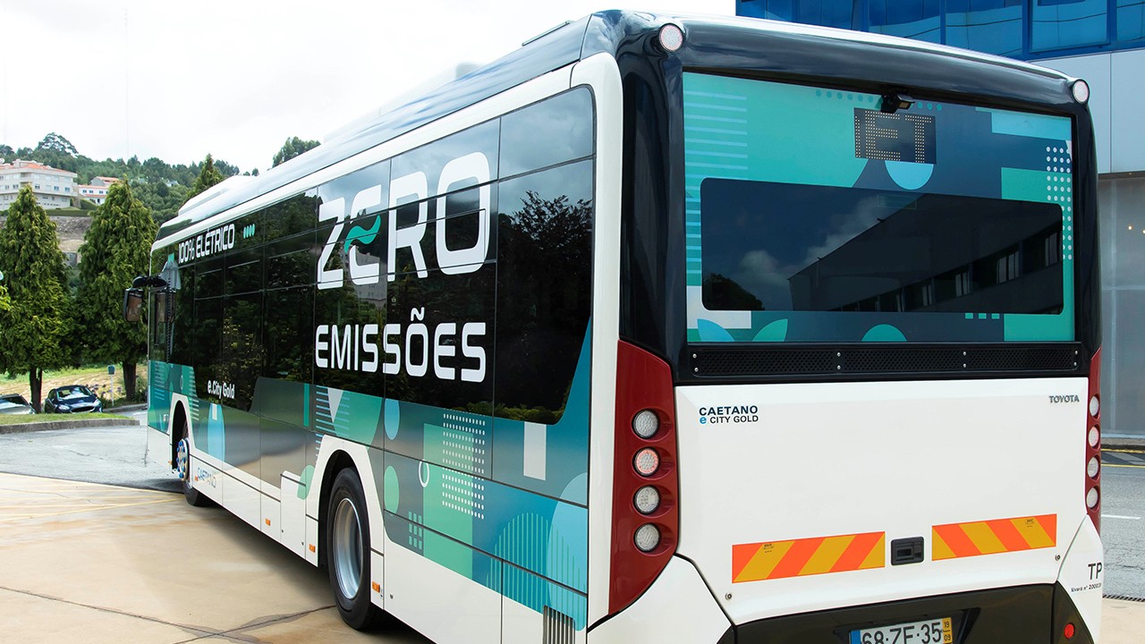 Hydrogen city bus H2.City Gold back view