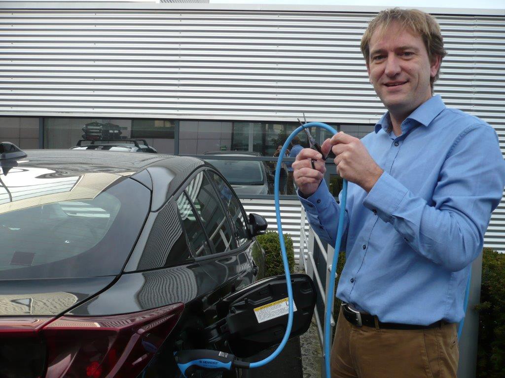 Charging a car’s battery without a cable isn’t a dream