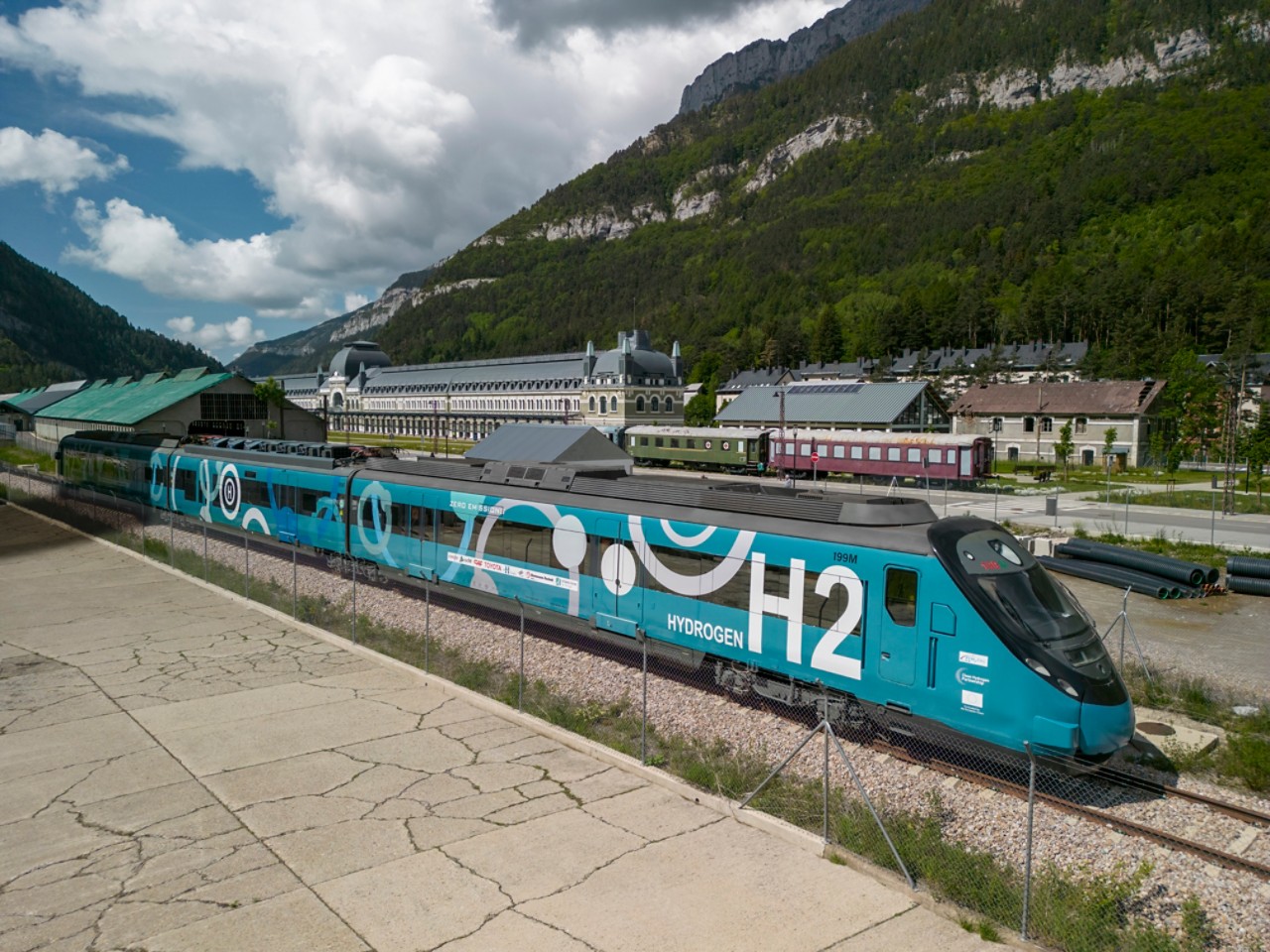 A train with many partners 