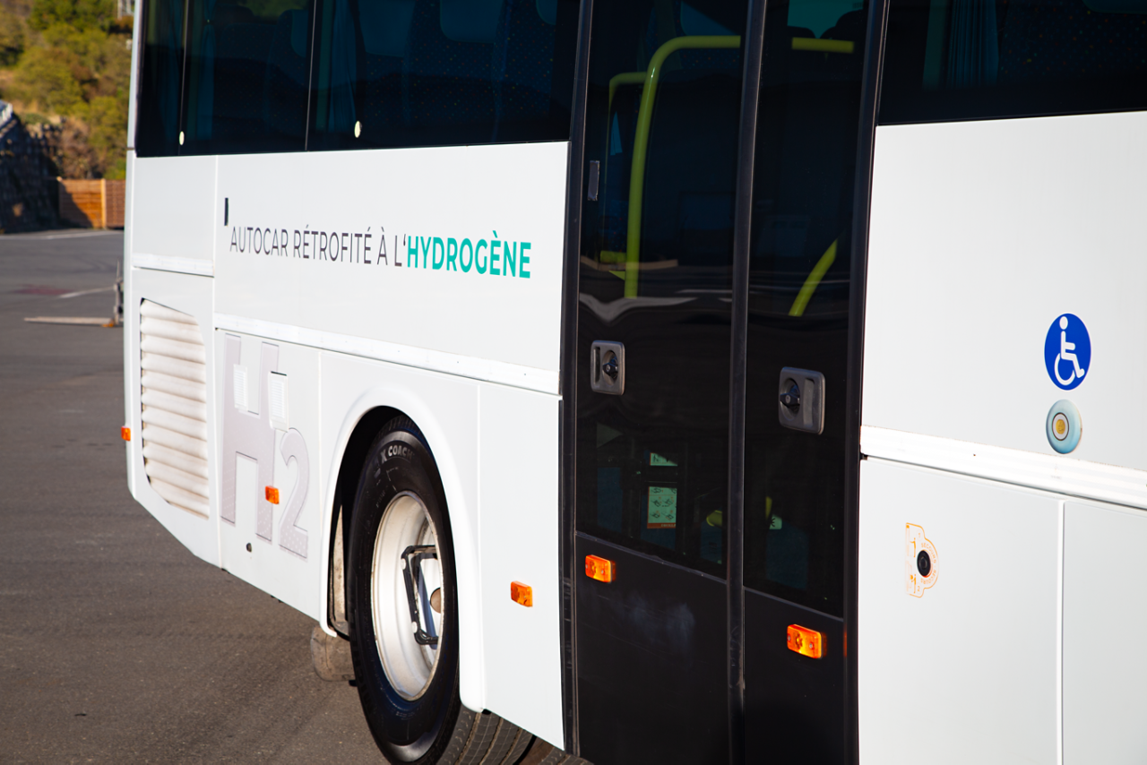 Hydrogen coach from the side